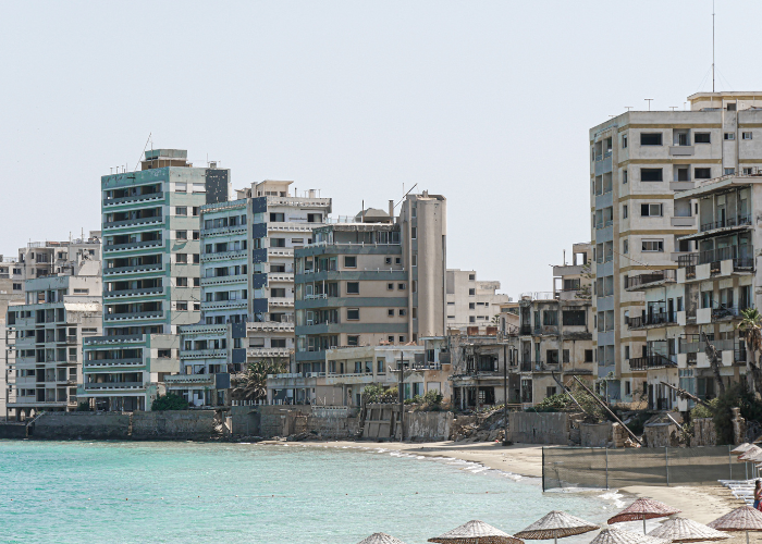 Die verlassene Geisterstadt Varosha in Nordzypern mit heruntergekommenen Hochhäusern am Strand, ein Symbol des politischen Konflikts.